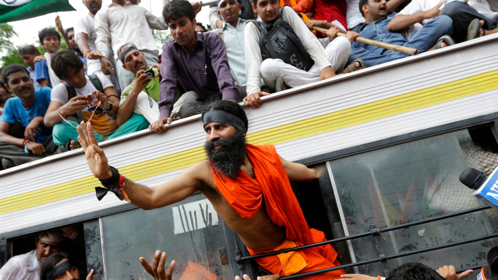 cheats/2012/08/13/indian-protester-guru-detained/indian-guru-arrested-during-protest-cheat_sulejy