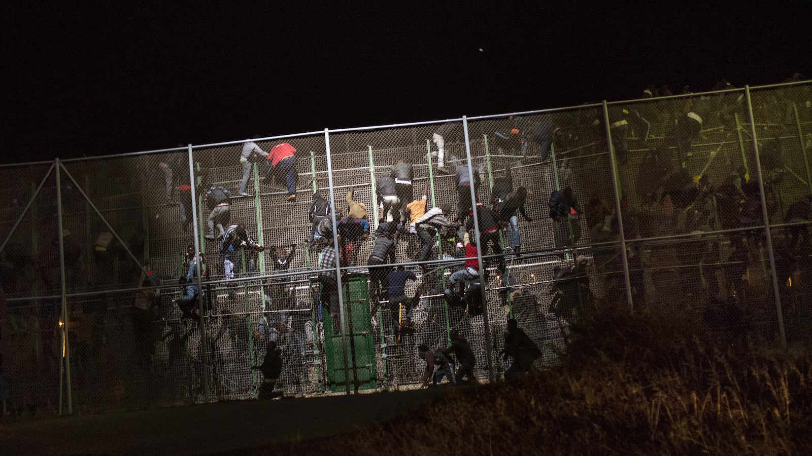 galleries/2014/05/30/onslaught-of-moroccans-rush-the-spanish-border-photos/140530-spain-fence14_v8xe3h