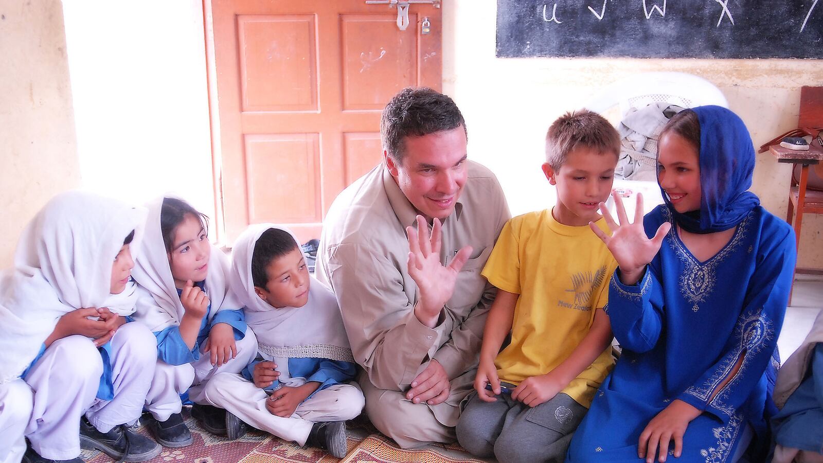 cheats/2012/04/18/mortenson-faces-civil-suit/greg-mortenson-cheat_o2nxqp