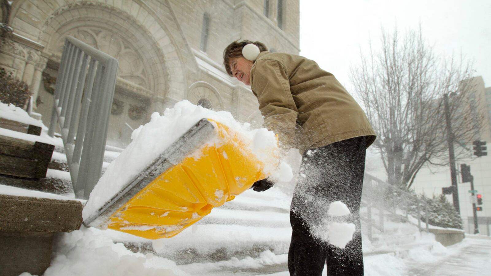 cheats/2015/02/04/13-dead-from-shoveling-snow-in-chicago/dangerous-winter-activities-shoveling_fdtuw4