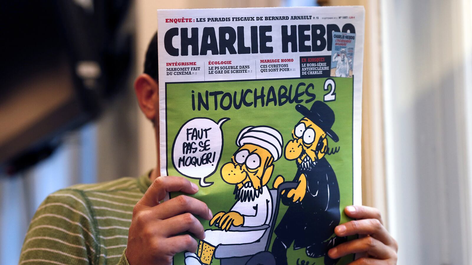 articles/2015/05/05/america-s-literary-elite-takes-a-bold-stand-against-dead-journalists/150504-moynihan-hebdo-pen-awards-tease_xlfzno