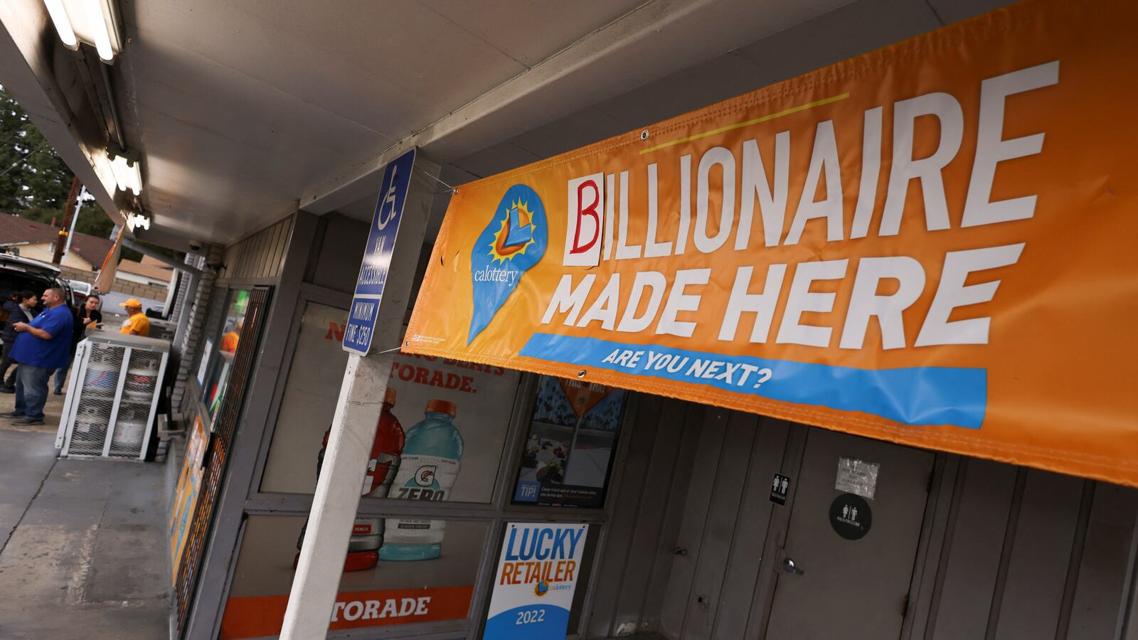 2022-11-08T223155Z_1206342130_RC2YHX98WIIZ_RTRMADP_3_USA-POWERBALL_h2vzb8