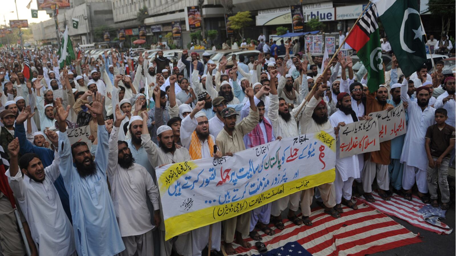 cheats/2011/12/04/obama-offers-pakistan-condolences/pakistan-lake_dwchsr