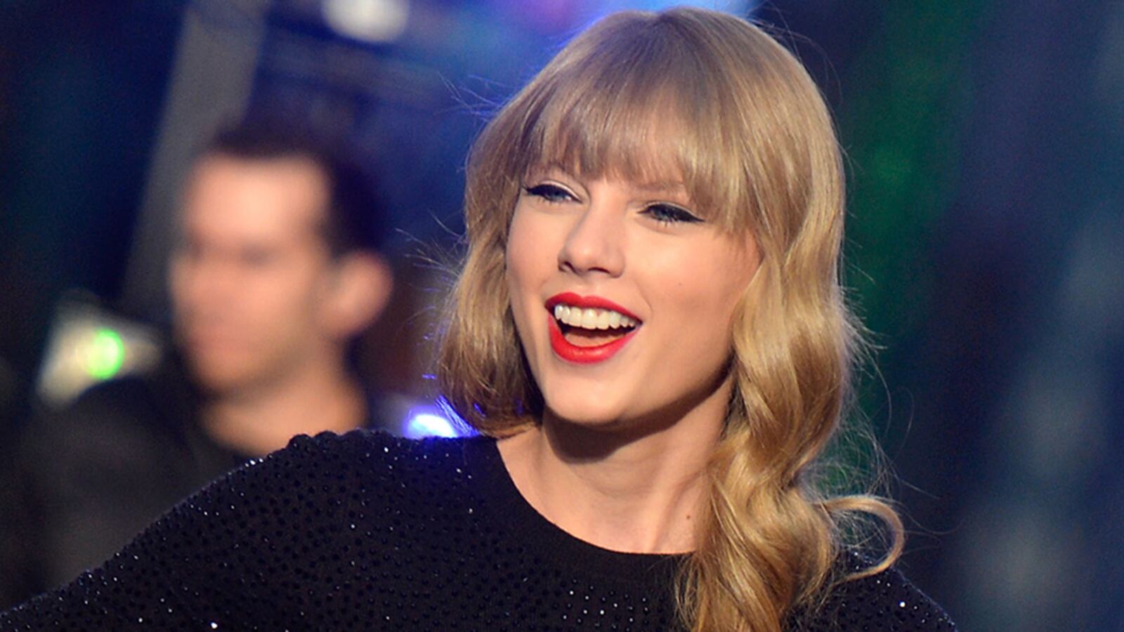 cheats/2012/10/23/taylor-swift-s-red-sells-4m-tracks/taylor-swift-times-square-cheat_ihoxqf