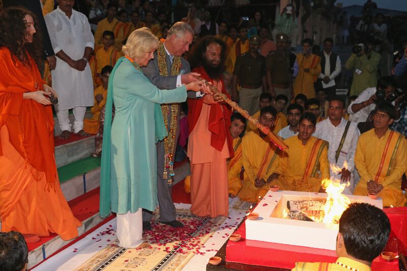 articles/2013/11/06/charles-and-camilla-garlanded-in-flowers-as-they-touch-down-in-india-for-nine-day-trip/charles-camilia-india-tease_uw4nds