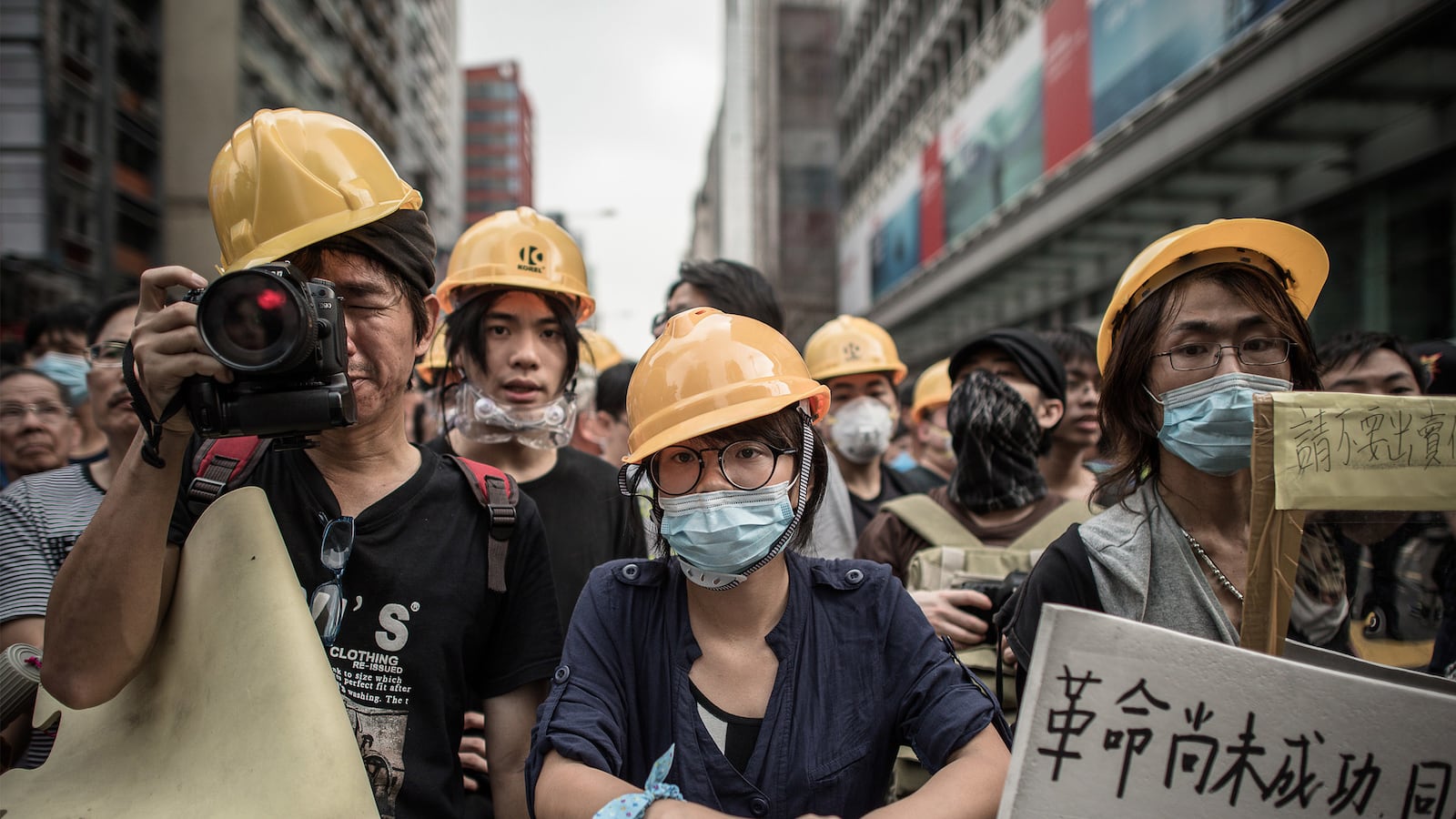 articles/2014/10/23/chinese-tourists-are-taking-hong-kong-protest-selfies/141022-hong-hong-kong-protest_sjsmye