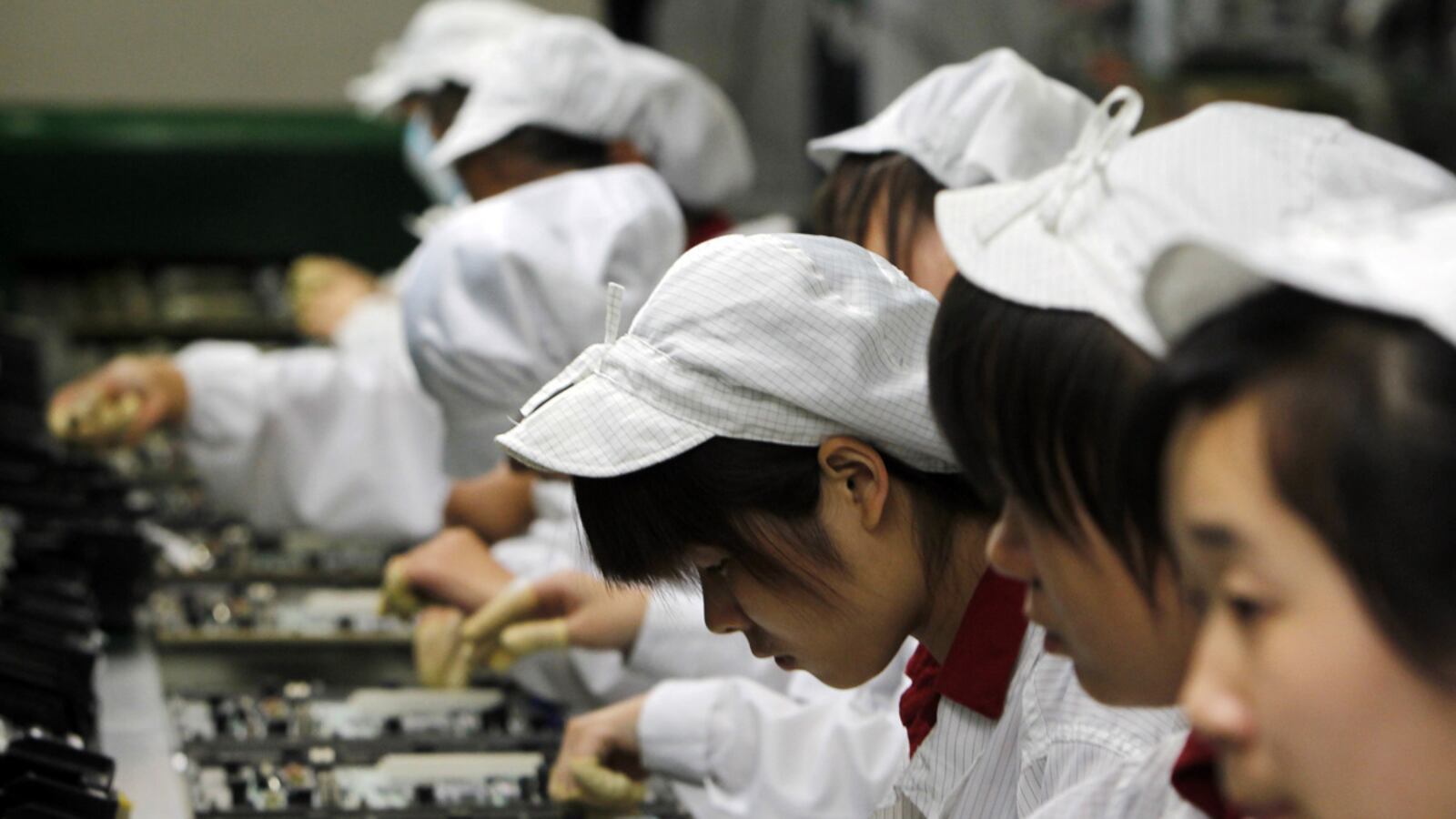 cheats/2012/10/06/foxconn-denies-strike-at-iphone-factory/foxconn-factory-shuts-down-following-riot-cheat_gqhopp