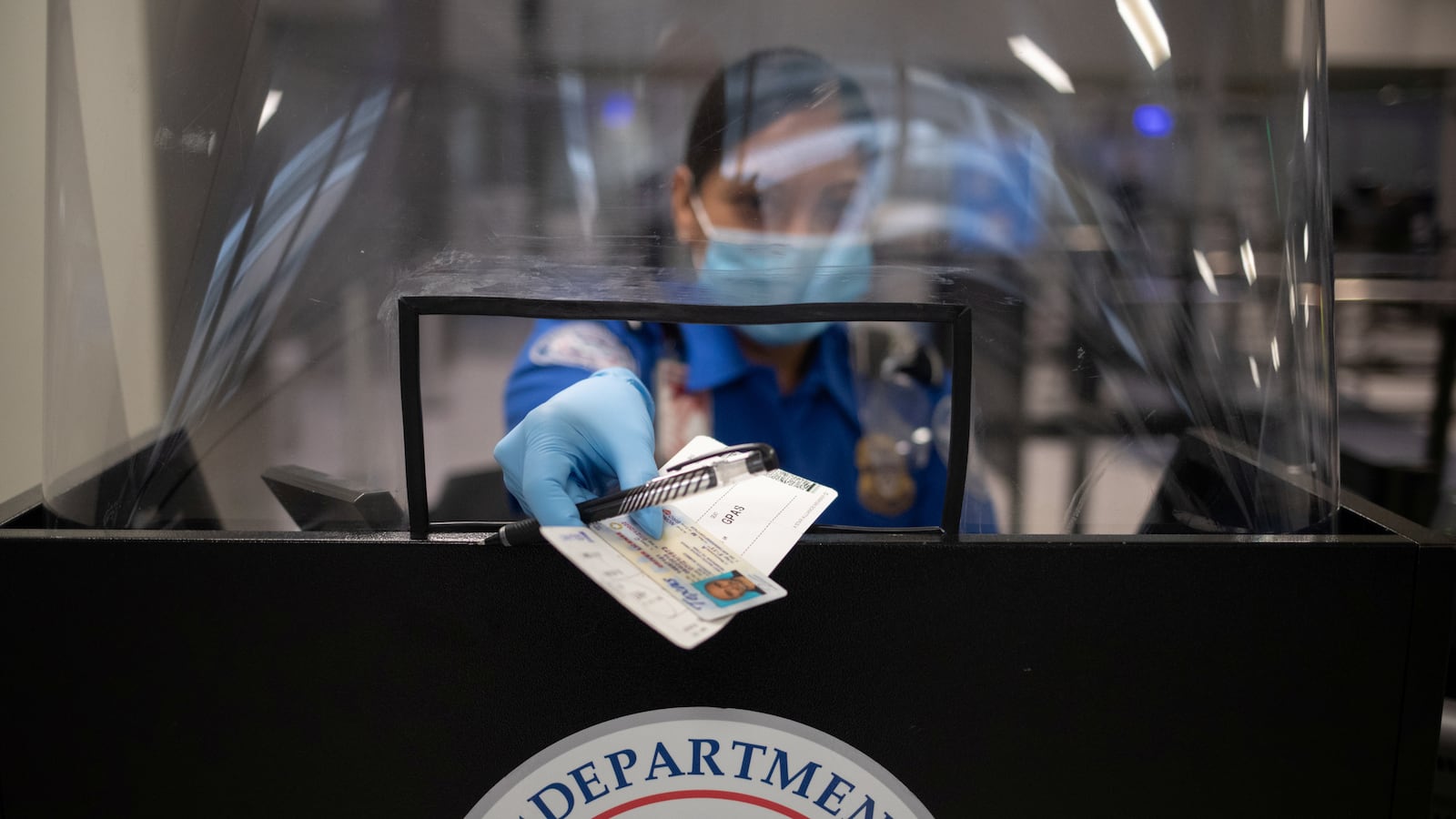 2020-07-22T002446Z_842827365_RC20YH90QHEH_RTRMADP_3_HEALTH-CORONAVIRUS-USA-AIRPORTS_ul5kju