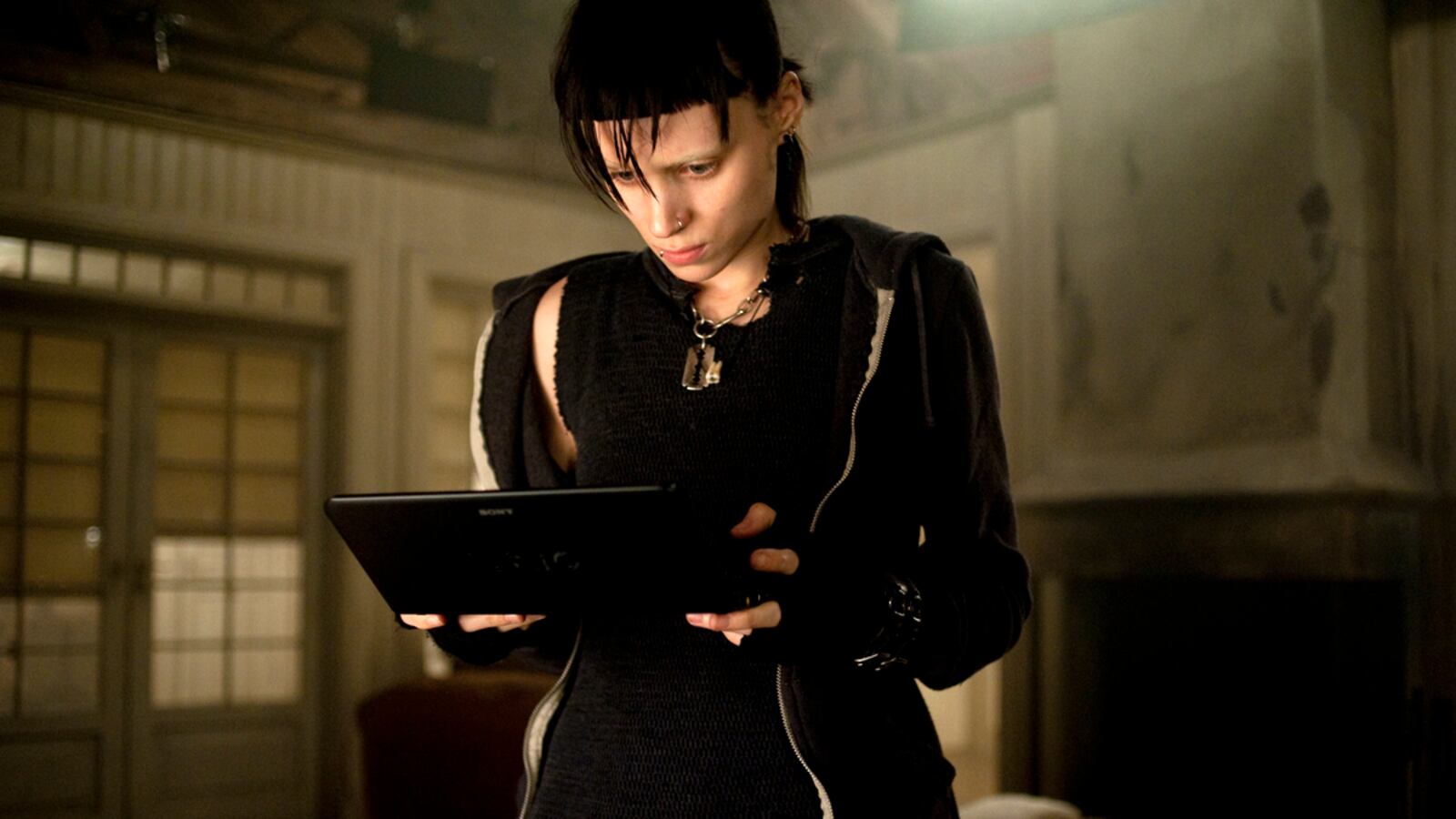 articles/2011/12/21/flick-picks-why-dragon-tattoo-rocks-and-war-horse-doesn-t/girl-with-dragon-tattoo-weekend-reviews-ramin_jojqtr