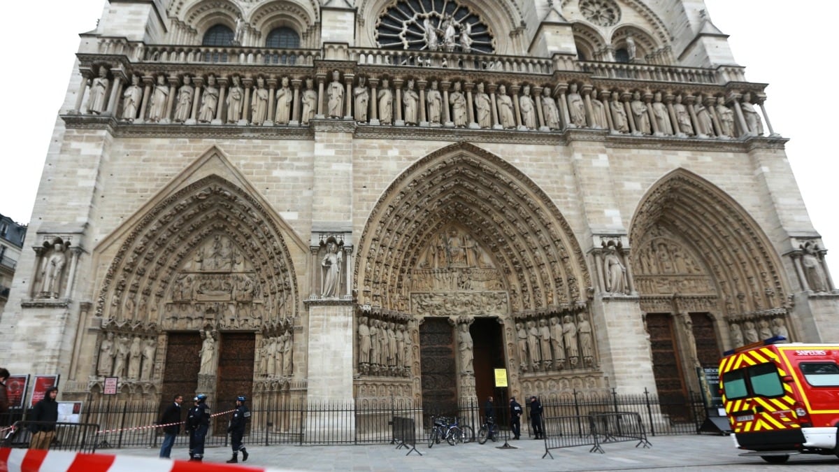 cheats/2013/05/21/historian-kills-himself-at-notre-dame/notre-dame-suicide-cheat_k6hcvw