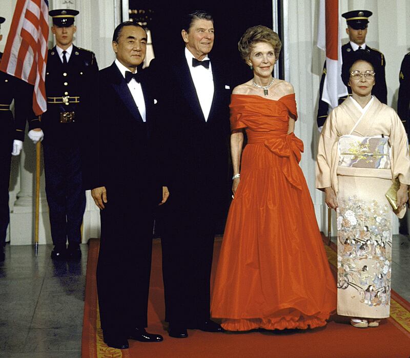 galleries/2011/01/19/the-first-ladies-of-state-dinners/state-dinners---reagan-2_dlwivt