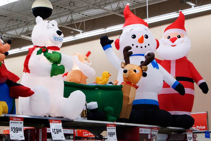 galleries/2012/11/28/sandy-vs-santa-a-tale-of-two-holidays-photos/decorations-holiday-vs-sandy2_hgazlv