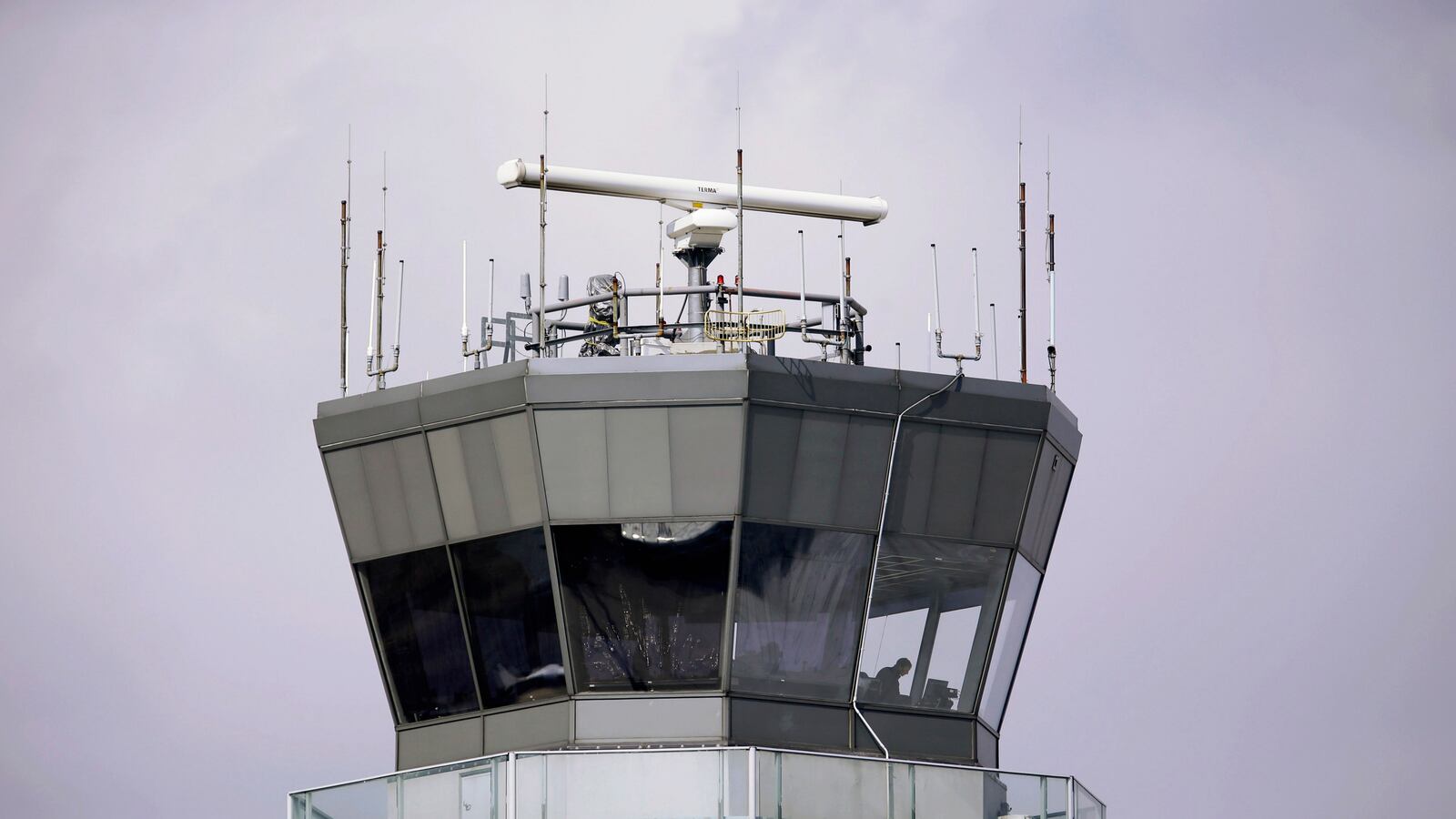 cheats/2013/04/05/faa-delays-air-traffic-control-shutdowns/130405-faa-tower-cheat_yjzte6