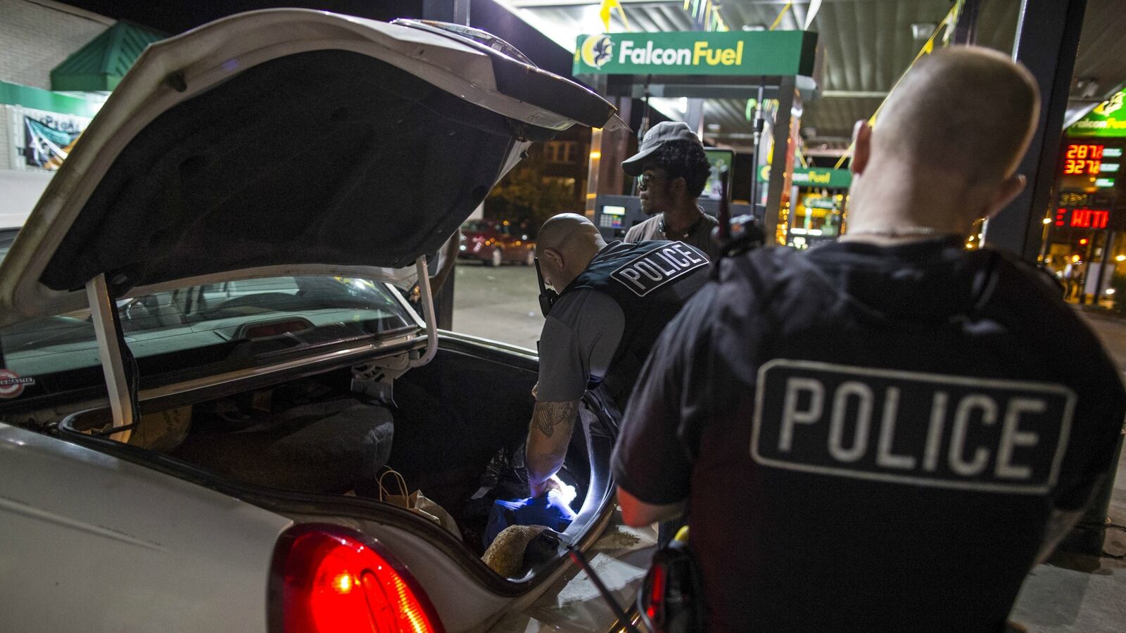 cheats/2016/04/22/cops-ask-drug-dealers-to-turn-in-rivals/042216-cheat-chicagopd_zyhuax