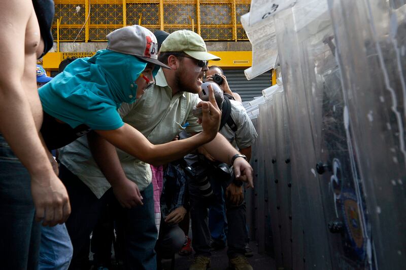 galleries/2014/02/14/venezuela-erupts-in-violence-photos/venezeula-gal-5_jzngas