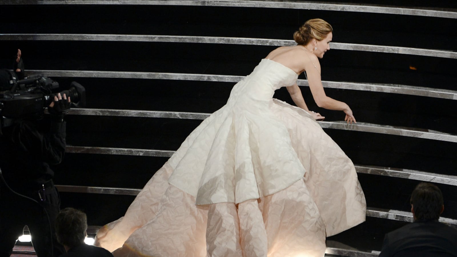 articles/2013/02/25/jennifer-lawrence-s-oscar-fall-heard-round-the-world-anne-hathaway-s-nipples-join-twitter/lawrencefalledit_pvqjml