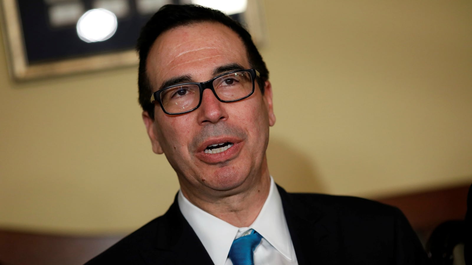 171119-mnuchin-bond-villain-flattery-cheat_q1xs67