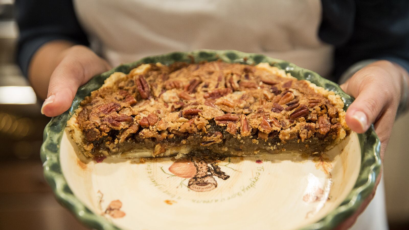 articles/2016/01/03/how-to-make-presidential-gumbo-and-pecan-pie/160102-dobeneck-taylor-pie-tease_osifwu