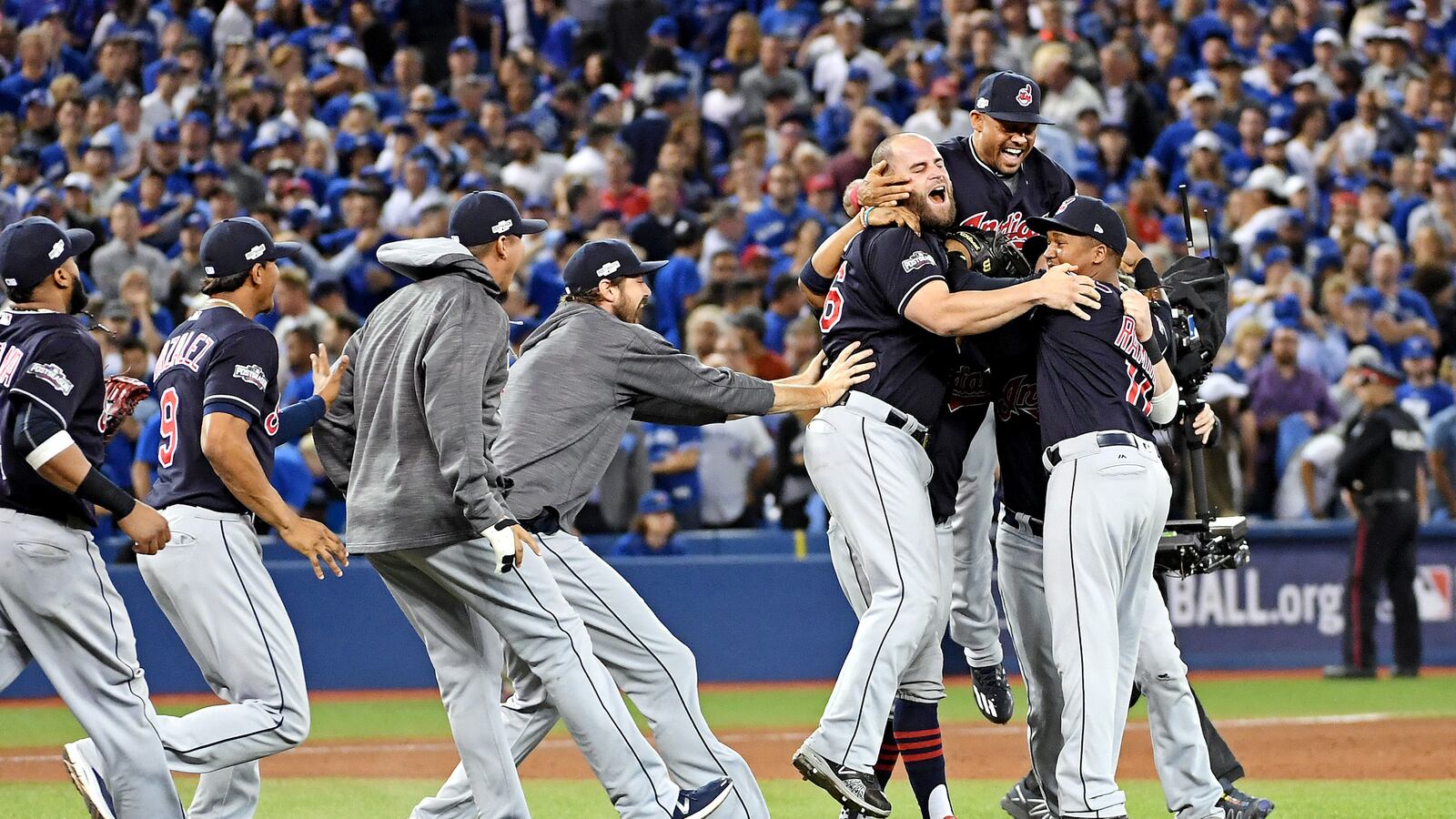 cheats/2016/10/19/cleveland-indians-going-to-world-series/161019-cleveland-indians-cheat_wyqj5g