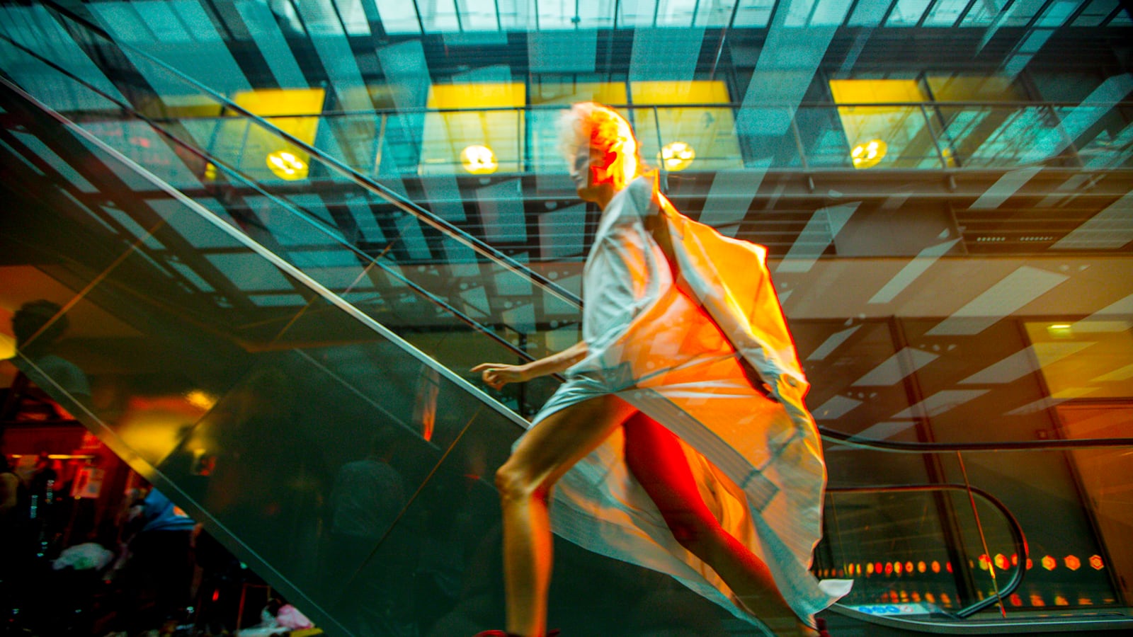 galleries/2013/09/30/backstage-at-vivienne-westwood-spring-summer-2014-photos/130929-westwood-13_kxpygh