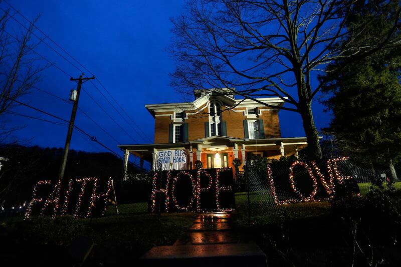 galleries/2012/12/17/newtown-funerals-the-faces-of-grief-photos/17shooting-funeral3_zrir87
