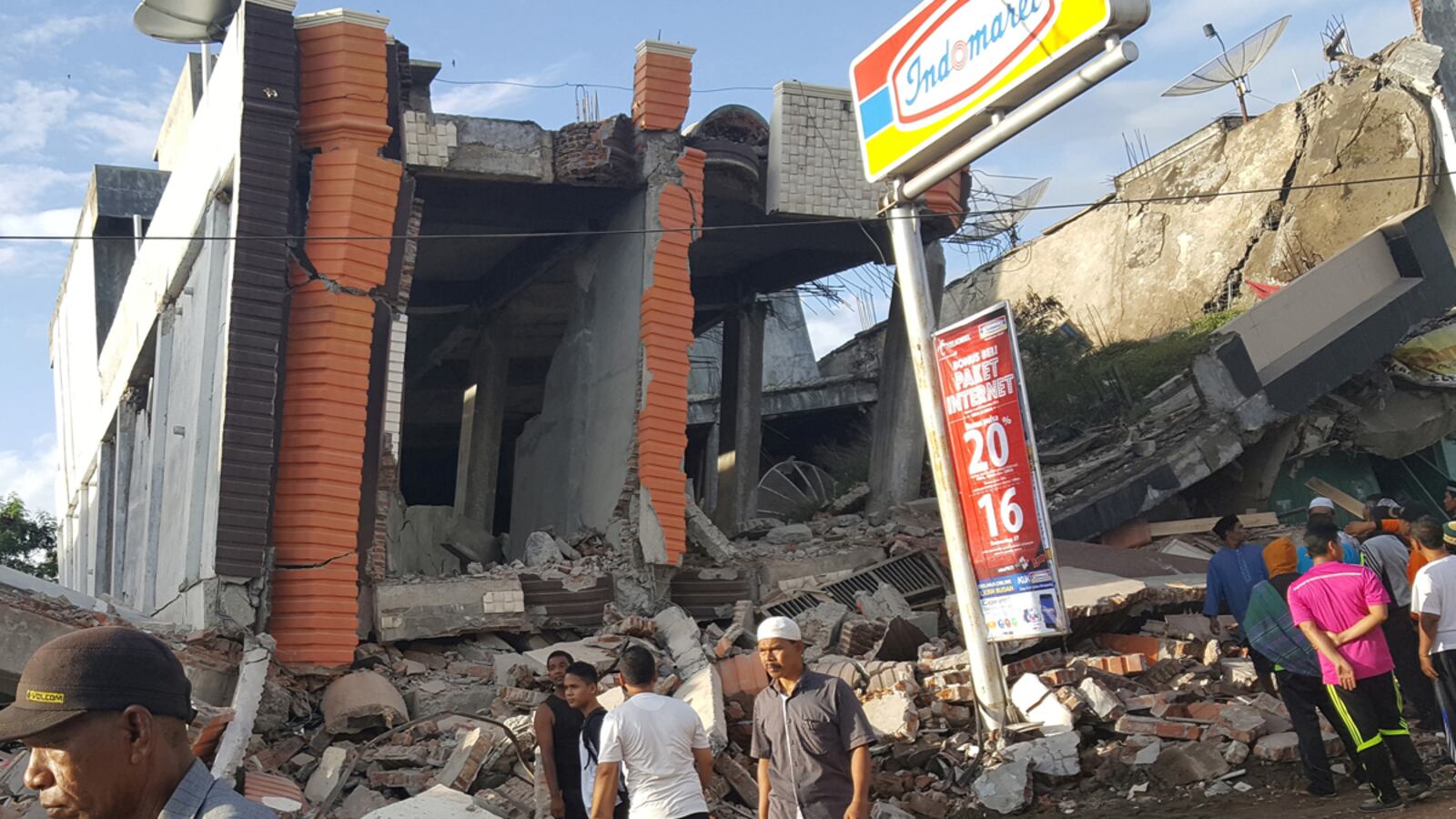 cheats/2016/12/07/nearly-100-dead-in-indonesian-quake/161207-indonesia-earthquake-cheat_guiyjk