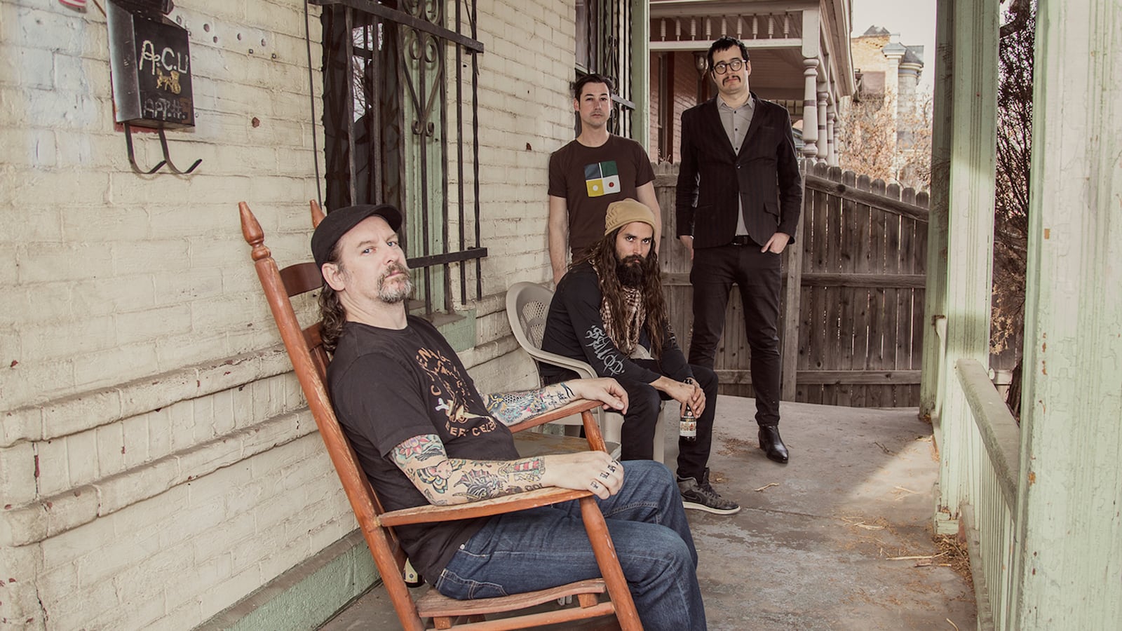 articles/2015/07/18/my-internet-band-signed-a-record-deal-without-ever-meeting-irl/150717-Obuchowski-publicist-tease_gpwali