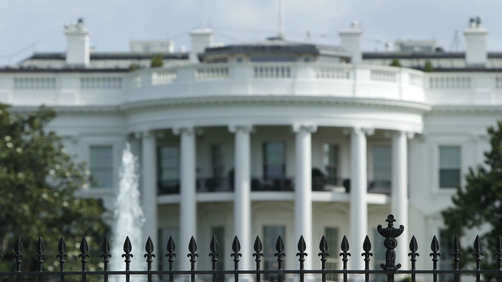 cheats/2017/04/19/secret-service-permanently-closes-white-house-sidewalk/170419-white-house-sidewalk-closed-cheat_bws4qd