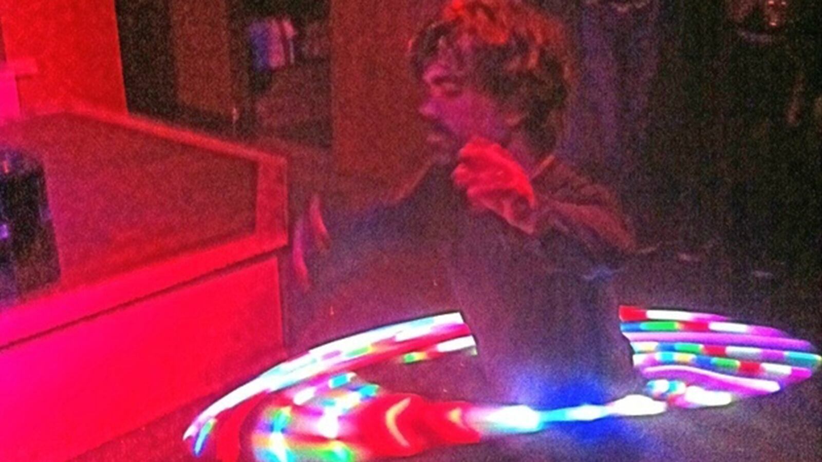 articles/2013/08/22/peter-dinklage-hula-hooping-makes-every-photo-better-from-the-royal-baby-to-justin-bieber/130822-dinklage-tease_cxg9io