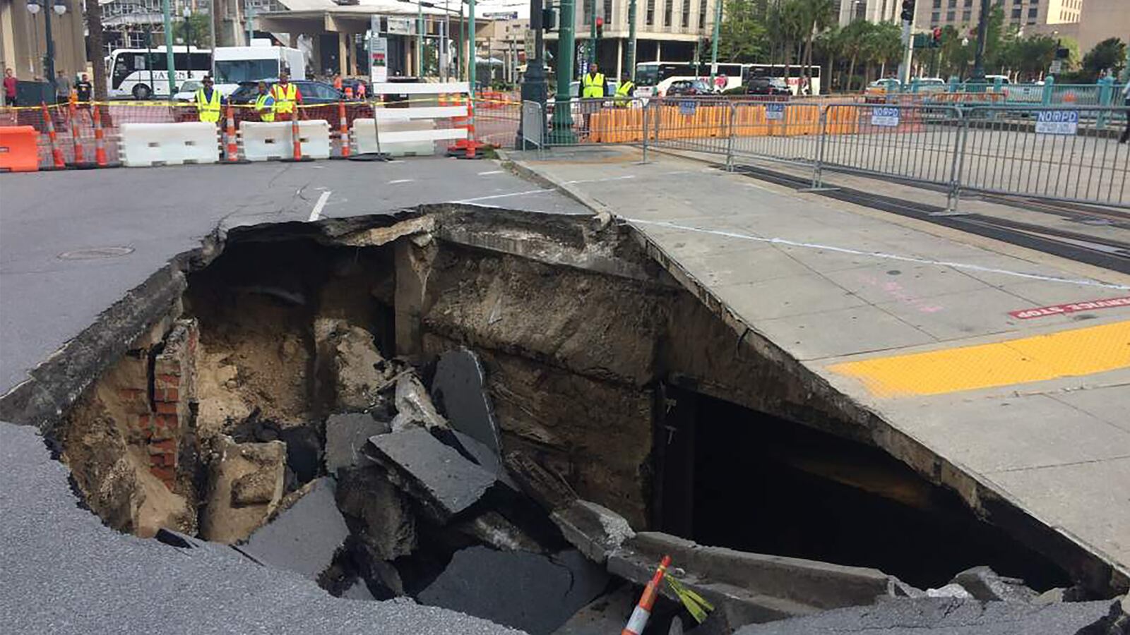articles/2016/05/04/sinkhole-de-mayo-in-new-orleans/160503-collins-sinkhole-new-orleans-tease_l8g3wf