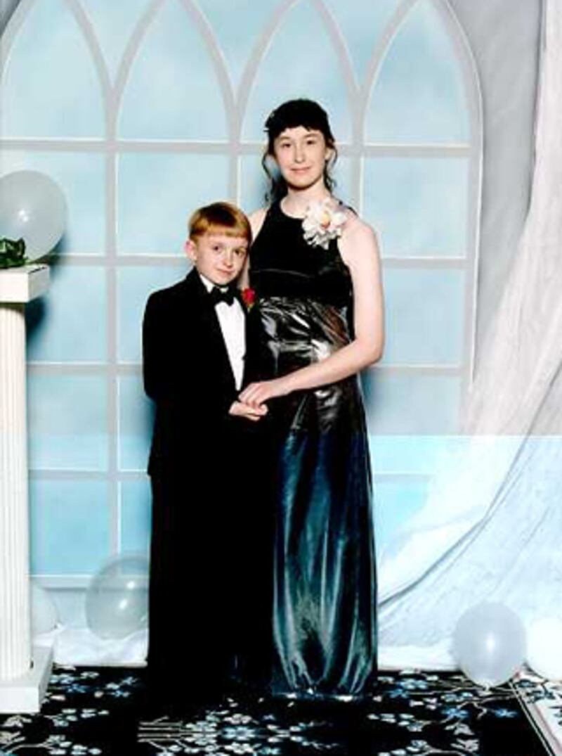 galleries/2011/02/10/awkward-valentine-s-photos/awkward-vday---sizing-it-up_e2ibcu