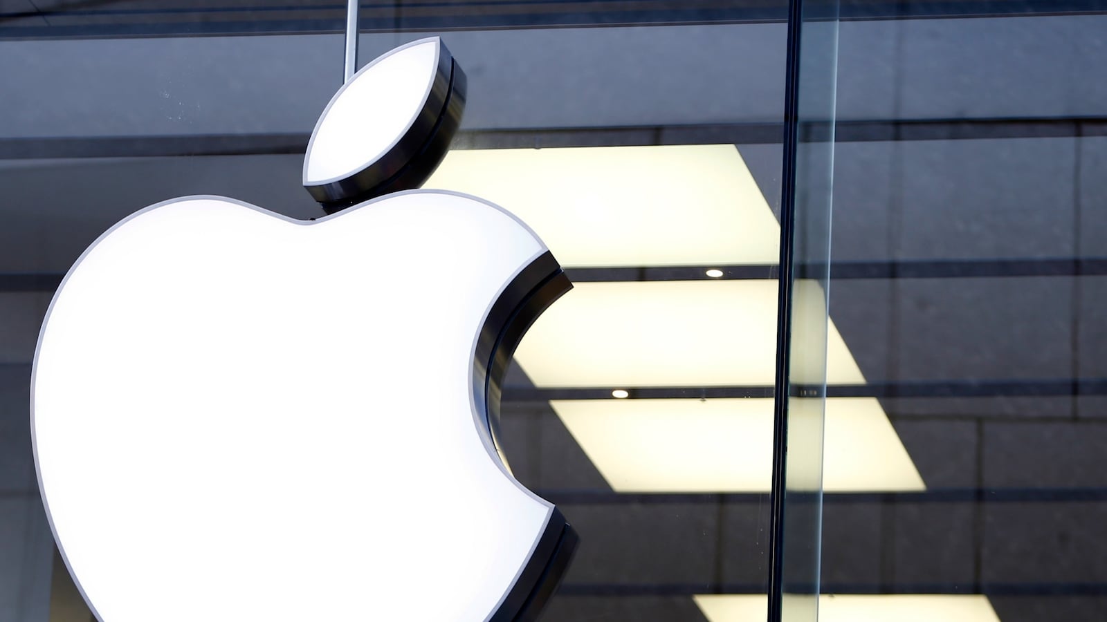 cheats/2016/02/29/judge-fbi-can-t-make-apple-provide-data/160219-apple-fed-cheat_j62mni