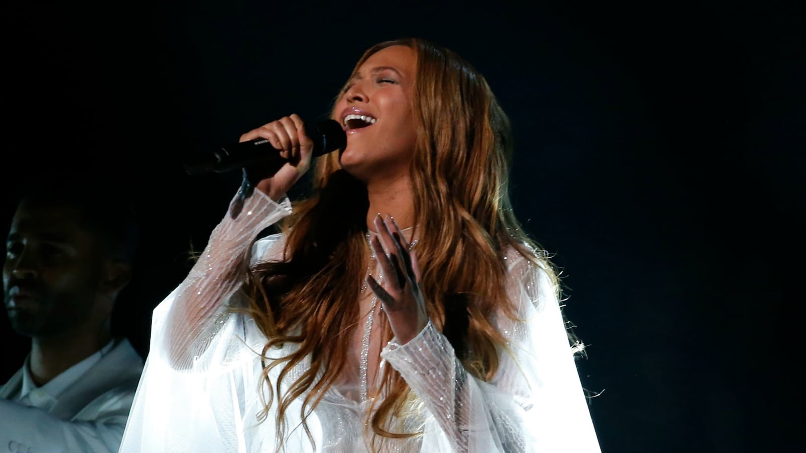 articles/2015/08/20/how-beyonc-conquered-the-world-silently/150820-fallon-beyonce-silence-tease1_ml32y7