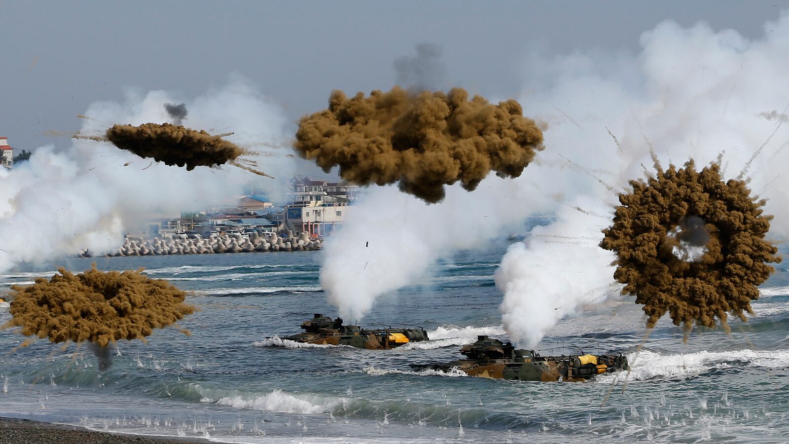 articles/2014/04/03/smoke-rings-mystery-backpacks-and-gun-toting-robots-the-weird-wartech-of-the-korean-conflict/140402-mizokami-smoke-tease_jtk1cp