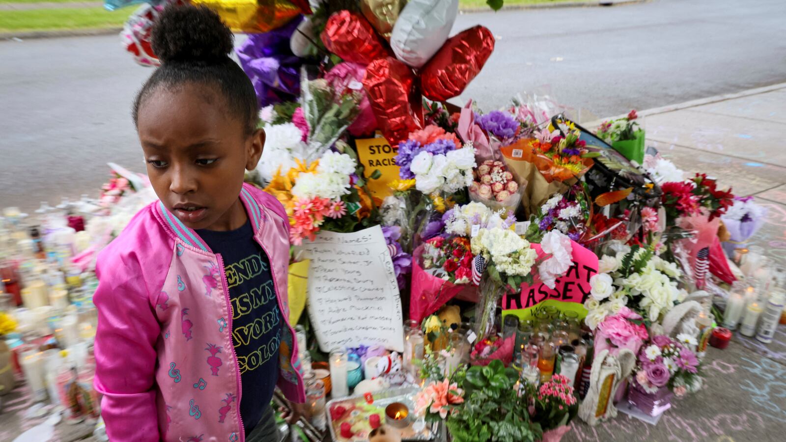 2022-05-19T004503Z_1322730729_RC2X9U9C7FBI_RTRMADP_3_NEW-YORK-SHOOTING_g2dybv