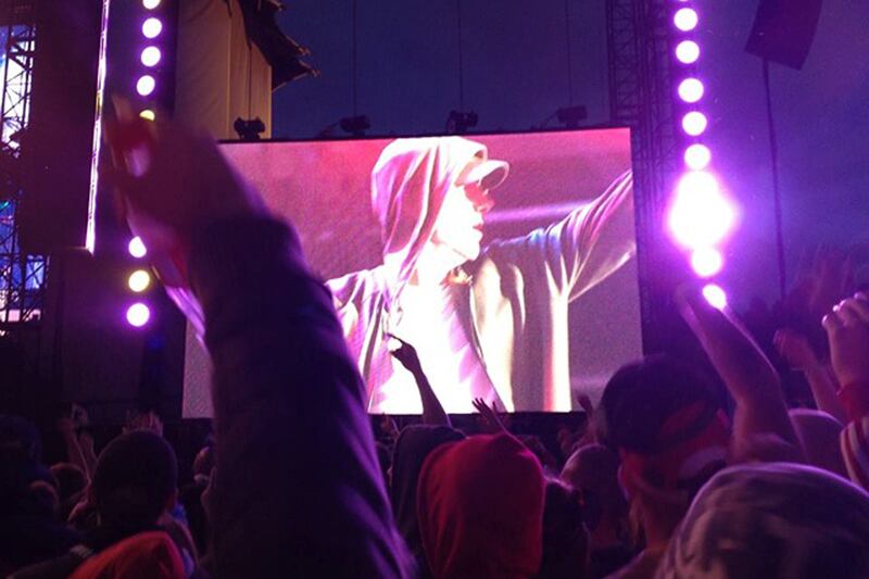 articles/2013/08/20/eminem-rocks-ireland-slane-castle-s-latest-legendary-performer/130819-daly-eminem2-embed_trfqhy