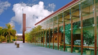 Saddleback_church_Lake_Forest_building2_zlfbn1