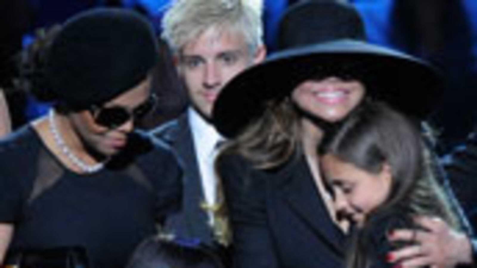 articles/2009/07/07/an-emotional-farewell/paris-jackson-memorial_36313_vrunhc