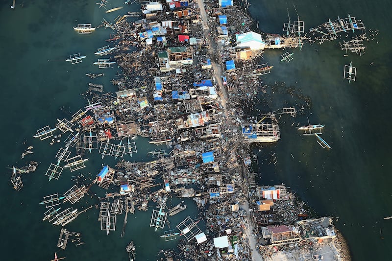 galleries/2013/11/14/aid-arrives-for-typhoon-ravaged-philippines-photos/philippine-aid-gal-15_pyiind