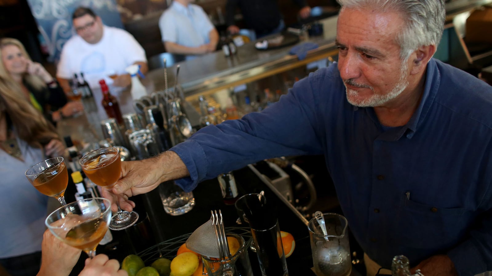 articles/2016/08/09/three-drinks-in-manhattan/160808-red-label-Three-Drinks-in-Manhattan-tease_nth7do