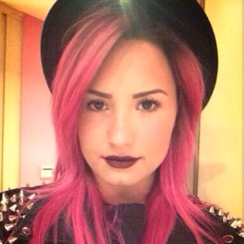 galleries/2014/01/26/taylor-swift-oprah-the-week-s-best-celebrity-selfies-photos/140124-selfies-ddlovato_iszg0a