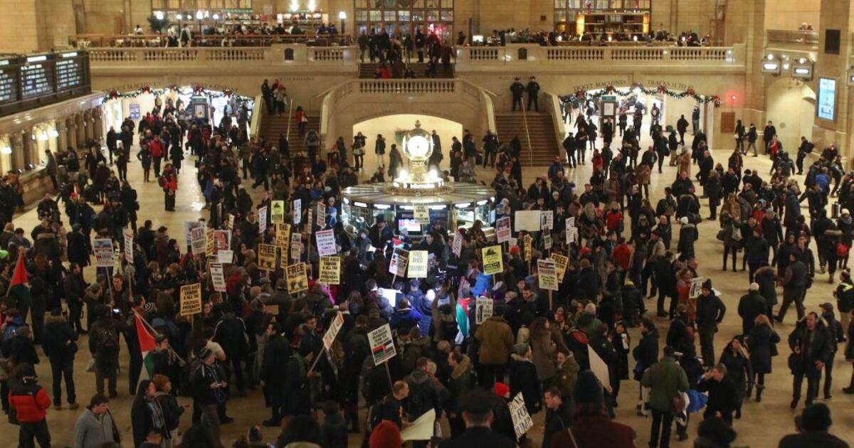 Pro-Palestinian Rally Shuts Down New York’s Grand Central Terminal, Again