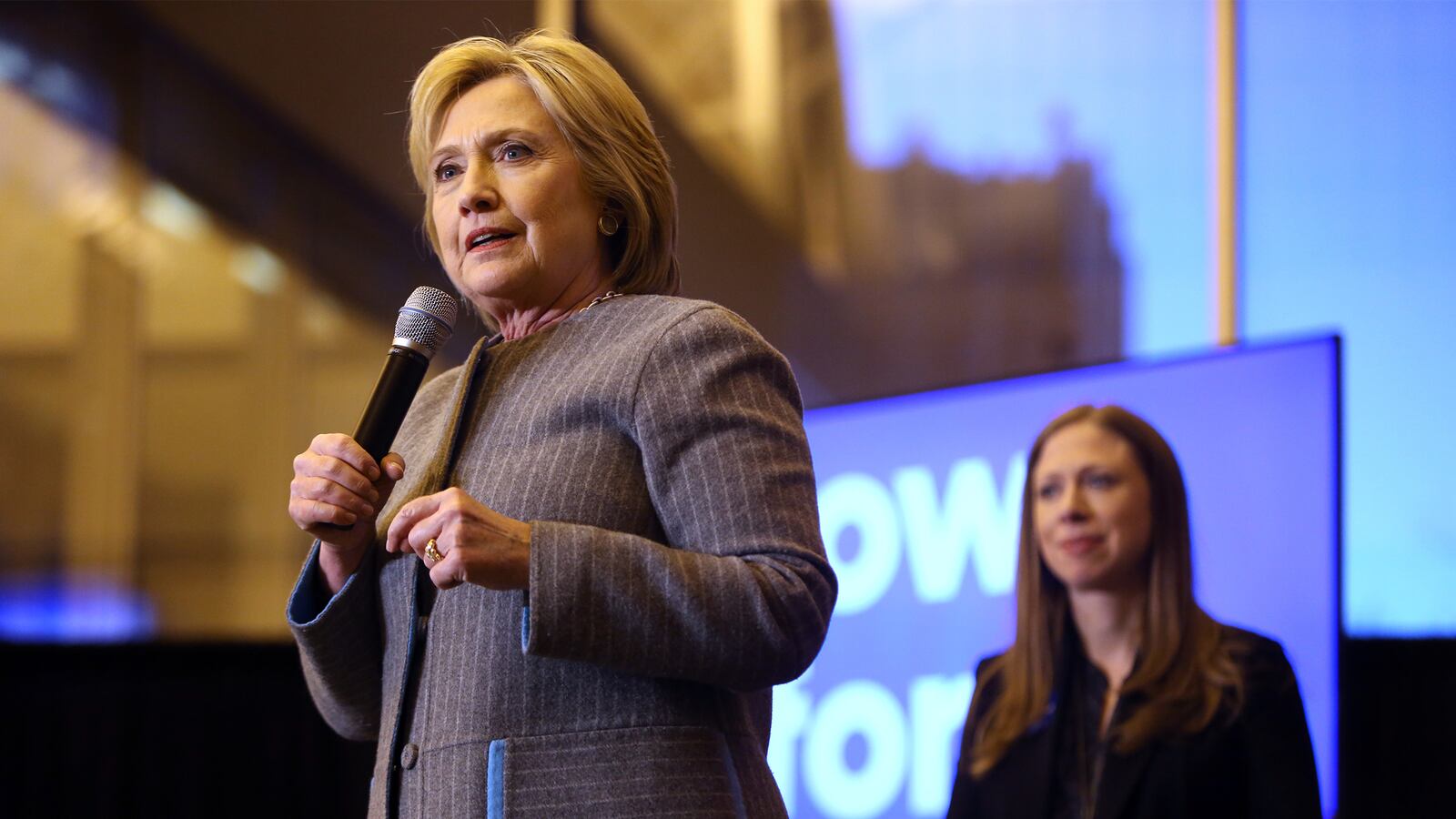 articles/2016/02/01/hillary-hunts-for-voters-in-gop-country/160131-kucinich-clinton-bus-tease_pbhhuq