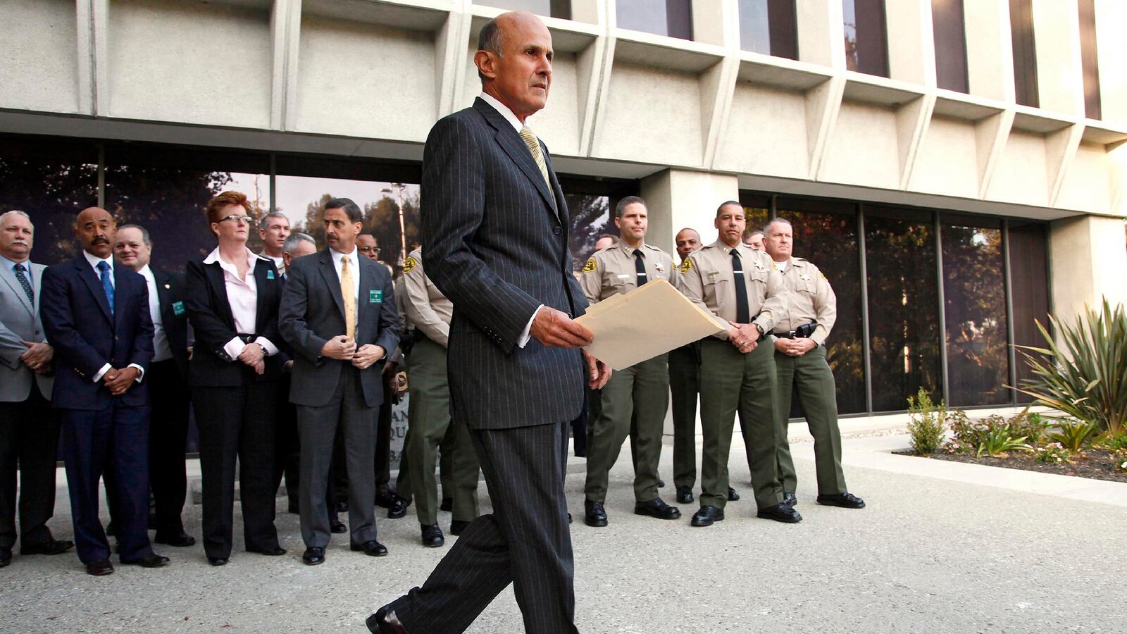 cheats/2013/12/10/18-la-sheriff-s-officials-charged/131210-losangeles-sherrif-cheat_qb1i3g