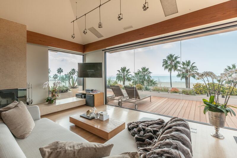 galleries/2014/04/06/omg-i-want-this-house-venice-california-photos/140404-omg-house-venice-beach-9_dsqng6