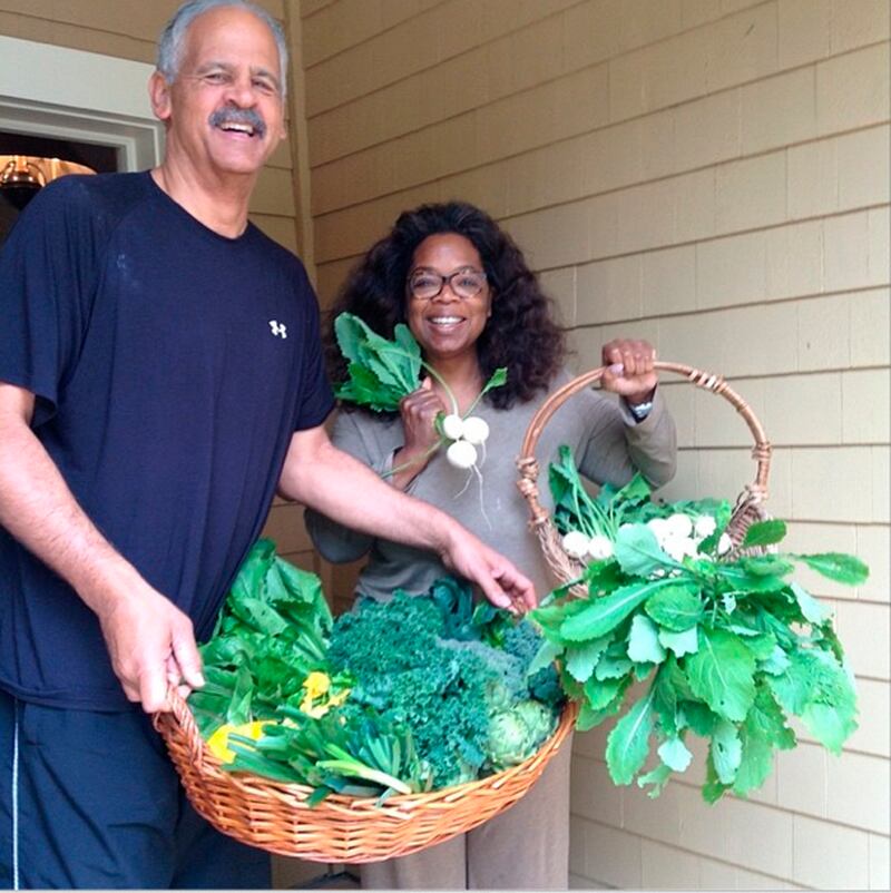 galleries/2014/04/20/miley-cyrus-biden-and-obama-and-the-best-celebrity-selfies-of-the-week/140418-oprah-selfie_ov1zjr