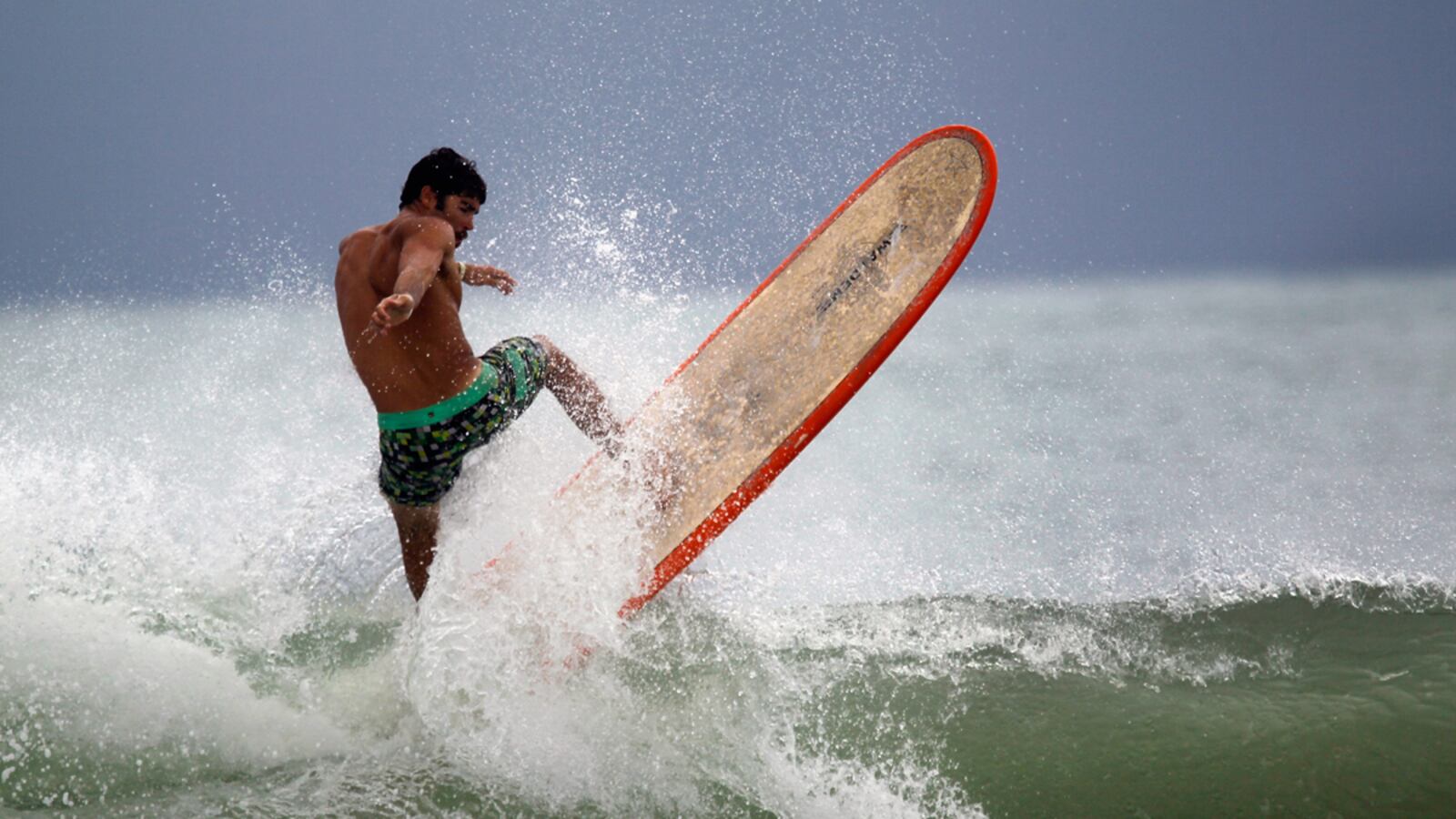 galleries/2011/08/27/hurricane-irene-surfing-photos/hurricane-irene-surfing-photos-two_eqxjxq