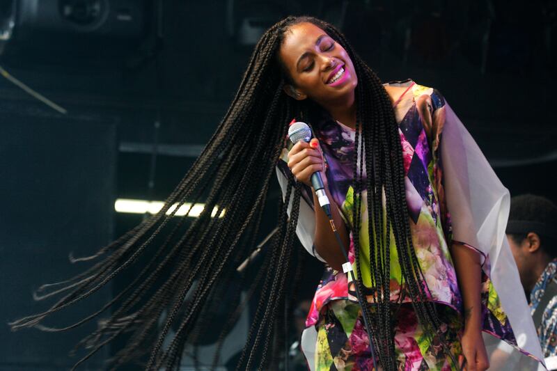 galleries/2013/07/01/mick-jagger-kate-moss-more-stars-at-glastonbury-2013-photos/130630-glastonbury-solange_lndbu4