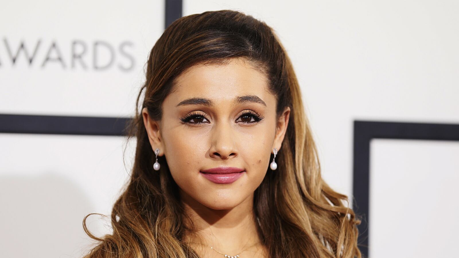 cheats/2015/07/09/cops-investigate-grande-s-doughnut-lick/150709-ariana-grande-cheat_wjeutb