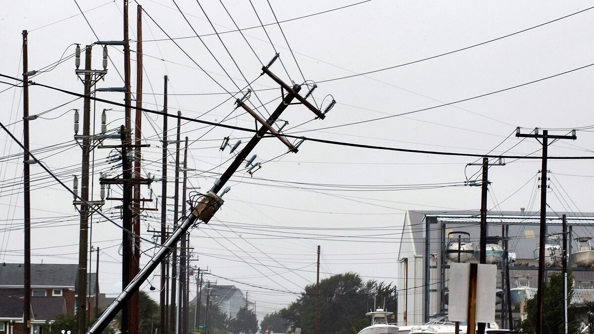 cheats/2011/08/30/3-3-million-without-power/irene-damage-power-outage_tvxudj